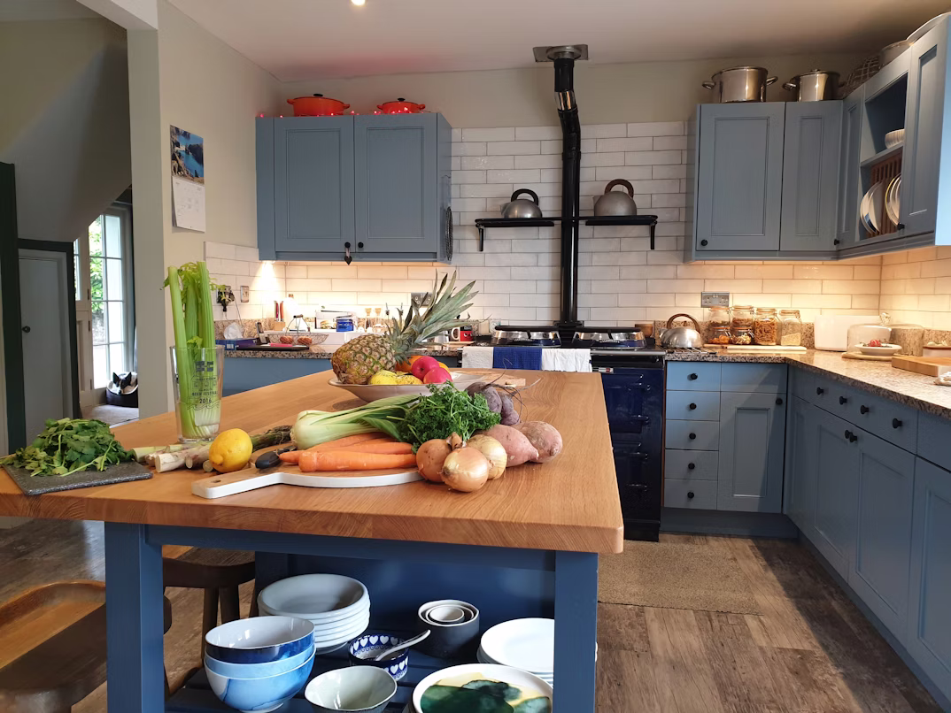 Exploring Bold Colors: Navy, Emerald, and Charcoal Cabinet Inspirations